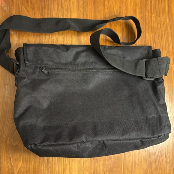 Taylor Swift 1989 World Tour Messenger Bag - Picture 2 of 3